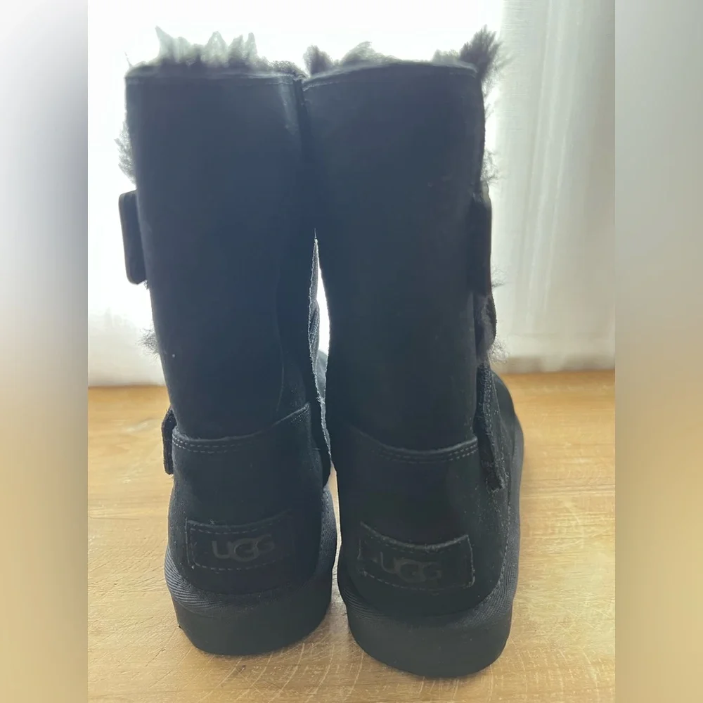 New UGG Bailey Graphic Logo Strap Boot in Black Women’s Size 7